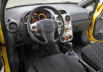 Подержанный автомобиль Opel Corsa 2007 года (16 фото)