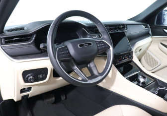 Подержанный автомобиль Jeep Grand Cherokee 2023 года (13 фото)