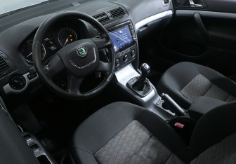 Подержанный автомобиль Skoda Octavia Liftback 2010 года (7 фото)