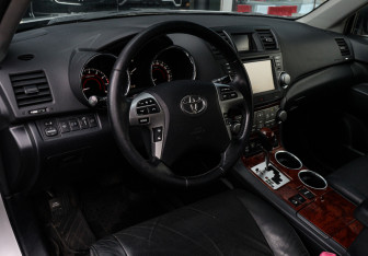 Подержанный автомобиль Toyota Highlander 2011 года (14 фото)