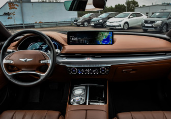 Подержанный автомобиль Genesis G80 2021 года (11 фото)