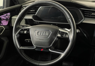 Подержанный автомобиль Audi e-tron 2021 года (14 фото)