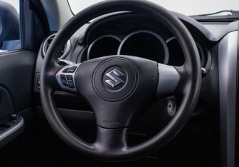 Подержанный автомобиль Suzuki Grand Vitara 2007 года (15 фото)