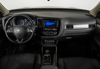 Подержанный автомобиль Mitsubishi Outlander 2017 года (9 фото)
