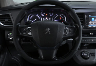 Подержанный автомобиль Peugeot Traveller 2019 года (10 фото)