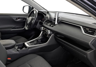 Подержанный автомобиль Toyota RAV4 2021 года (11 фото)