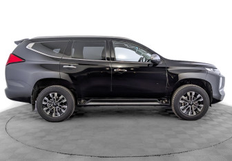 Подержанный автомобиль Mitsubishi Montero Sport 2023 года (4 фото)