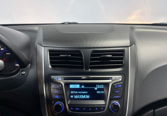 Подержанный автомобиль Hyundai Solaris Hatchback 2015 года (15 фото)