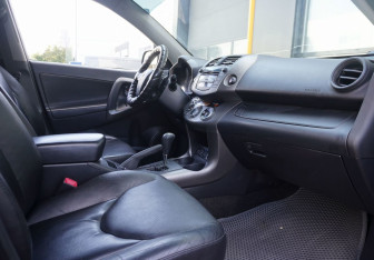 Подержанный автомобиль Toyota RAV4 2010 года (11 фото)