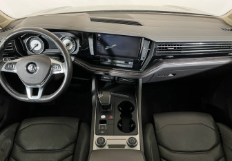 Подержанный автомобиль Volkswagen Touareg 2018 года (12 фото)
