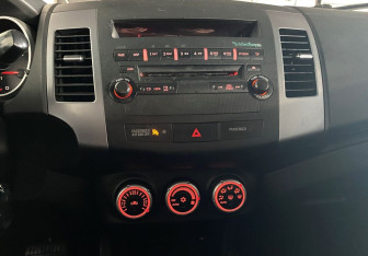 Подержанный автомобиль Mitsubishi Outlander 2007 года (15 фото)