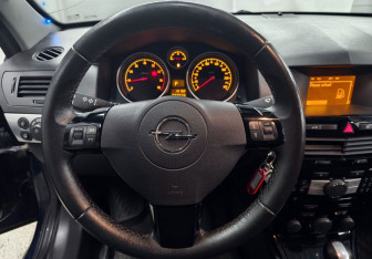Подержанный автомобиль Opel Astra Sedan 2010 года (12 фото)
