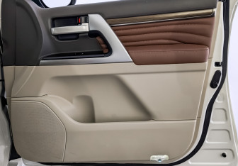 Подержанный автомобиль Toyota Land Cruiser Suv 2021 года (25 фото)