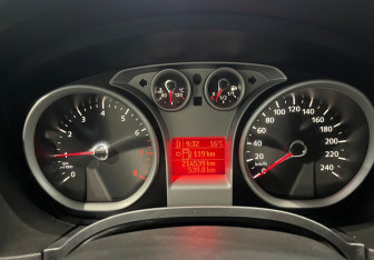 Подержанный автомобиль Ford Focus Sedan 2011 года (18 фото)