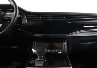 Подержанный автомобиль Audi Q8 2018 года (14 фото)