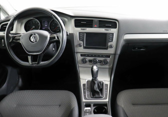 Подержанный автомобиль Volkswagen Golf Hatchback 2016 года (7 фото)