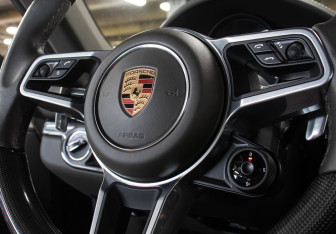 Подержанный автомобиль Porsche Cayman 2020 года (18 фото)