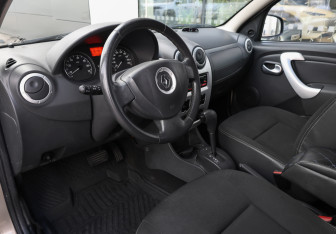 Подержанный автомобиль Renault Sandero 2013 года (12 фото)