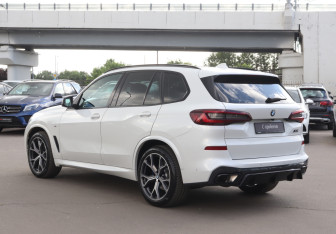 Подержанный автомобиль BMW X5 2022 года (7 фото)