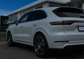Подержанный автомобиль Porsche Cayenne 2020 года (26 фото)