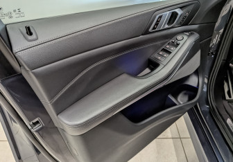 Подержанный автомобиль BMW X5 2020 года (18 фото)