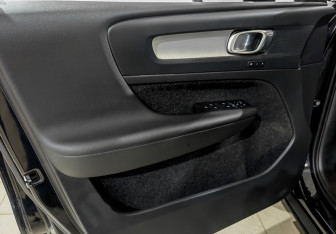 Подержанный автомобиль Volvo XC40 2021 года (19 фото)