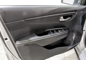 Подержанный автомобиль Kia Rio Hatchback 2021 года (18 фото)