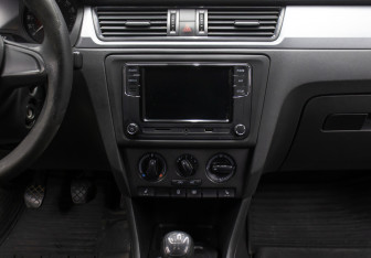 Подержанный автомобиль Skoda Rapid Liftback 2014 года (15 фото)