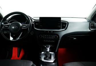 Подержанный автомобиль Kia Ceed Hatchback 2020 года (10 фото)