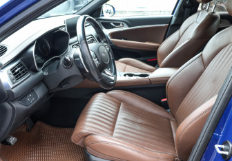 Подержанный автомобиль Genesis G70 2019 года (16 фото)