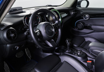 Подержанный автомобиль MINI Hatch 2021 года (15 фото)