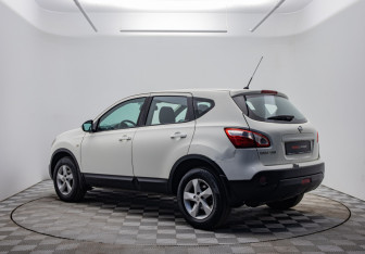 Подержанный автомобиль Nissan Qashqai 2011 года (7 фото)