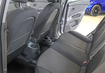 Подержанный автомобиль Kia Rio Hatchback 2011 года (12 фото)