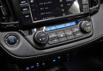 Подержанный автомобиль Toyota RAV4 2018 года (19 фото)