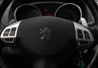 Подержанный автомобиль Peugeot 4007 2008 года (15 фото)