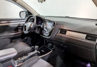 Подержанный автомобиль Mitsubishi Outlander 2018 года (11 фото)