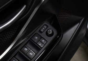 Подержанный автомобиль Toyota C-HR 2019 года (22 фото)