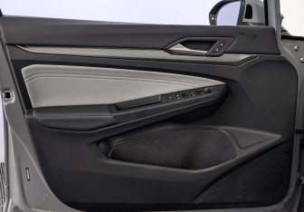 Подержанный автомобиль Volkswagen Golf Hatchback 2025 года (19 фото)