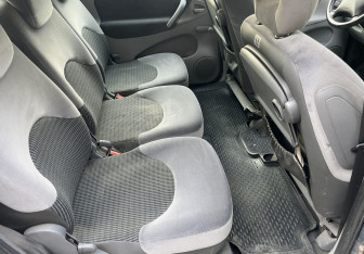 Подержанный автомобиль Citroen Xsara Picasso 2008 года (11 фото)