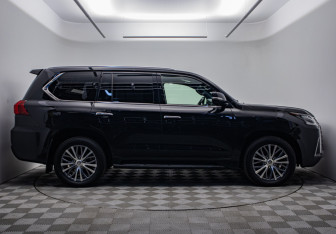 Подержанный автомобиль Lexus LX 2017 года (6 фото)