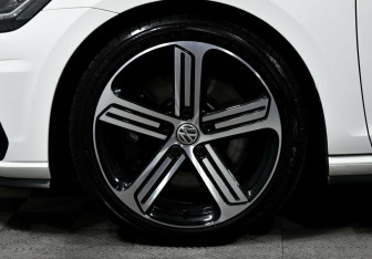 Подержанный автомобиль Volkswagen Golf R Hatchback 2019 года (6 фото)
