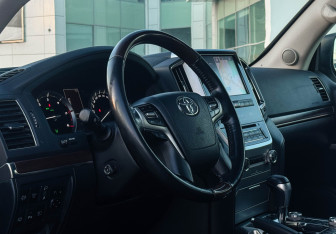Подержанный автомобиль Toyota Land Cruiser Suv 2020 года (13 фото)