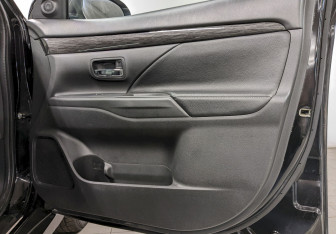 Подержанный автомобиль Mitsubishi Outlander 2016 года (19 фото)