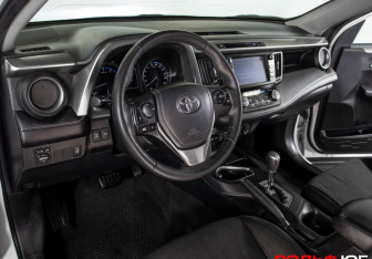 Подержанный автомобиль Toyota RAV4 2018 года (12 фото)