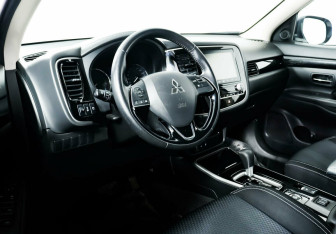 Подержанный автомобиль Mitsubishi Outlander 2020 года (7 фото)