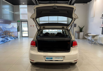 Подержанный автомобиль Volkswagen Golf Hatchback 2010 года (9 фото)
