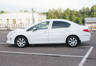 Подержанный автомобиль Peugeot 408 2014 года (8 фото)