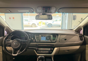 Подержанный автомобиль Kia Carnival 2017 года (13 фото)