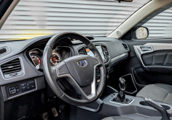 Подержанный автомобиль Geely Emgrand X7 2019 года (17 фото)