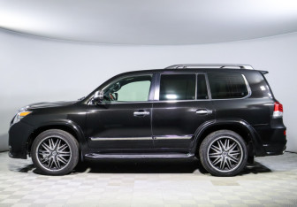 Подержанный автомобиль Lexus LX 2015 года (8 фото)